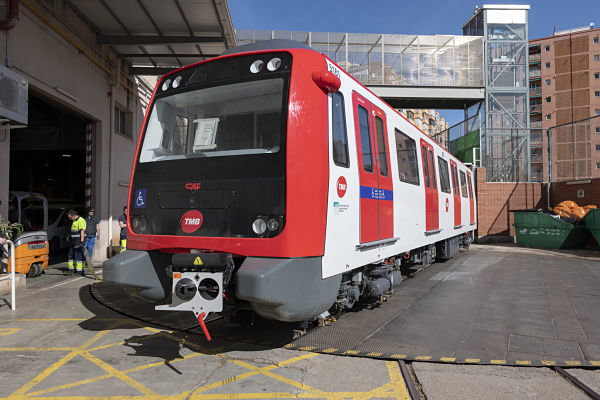 TMB recibe el primero de los cuatro trenes que reforzarán la línea 5 de metro